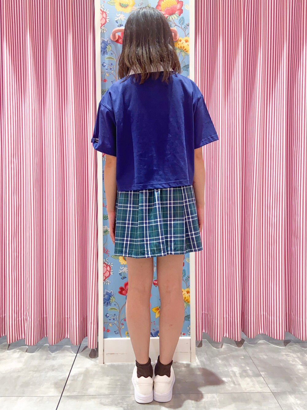 「ラガーシャツ、カジュアル、カジュアルコーデ、休日コーデ、ピンクラテ」｜「PINK-latteのチェックプリーツスカート（スカート、グリーン系）」を使った、えみりんさん（レディース・162cm）の夏コーディネートの2枚目の写真