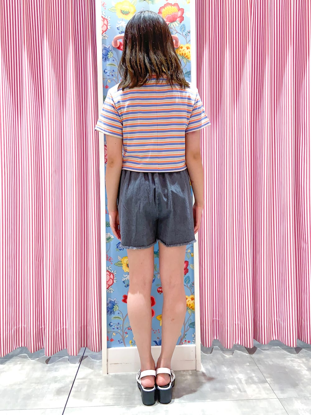 「夏コーデ、y2k、おしゃれさんと繋がりたい、大人カジュアル、短丈、ショート丈、ショート丈トップス、サンダル」|「PINK-latteのマルチボーダーリブショート丈Tシャツ(Tシャツ/カットソー、オレンジ系)」を使った、えみりんさん(レディース・162cm)の夏コーディネートの2枚目の写真
