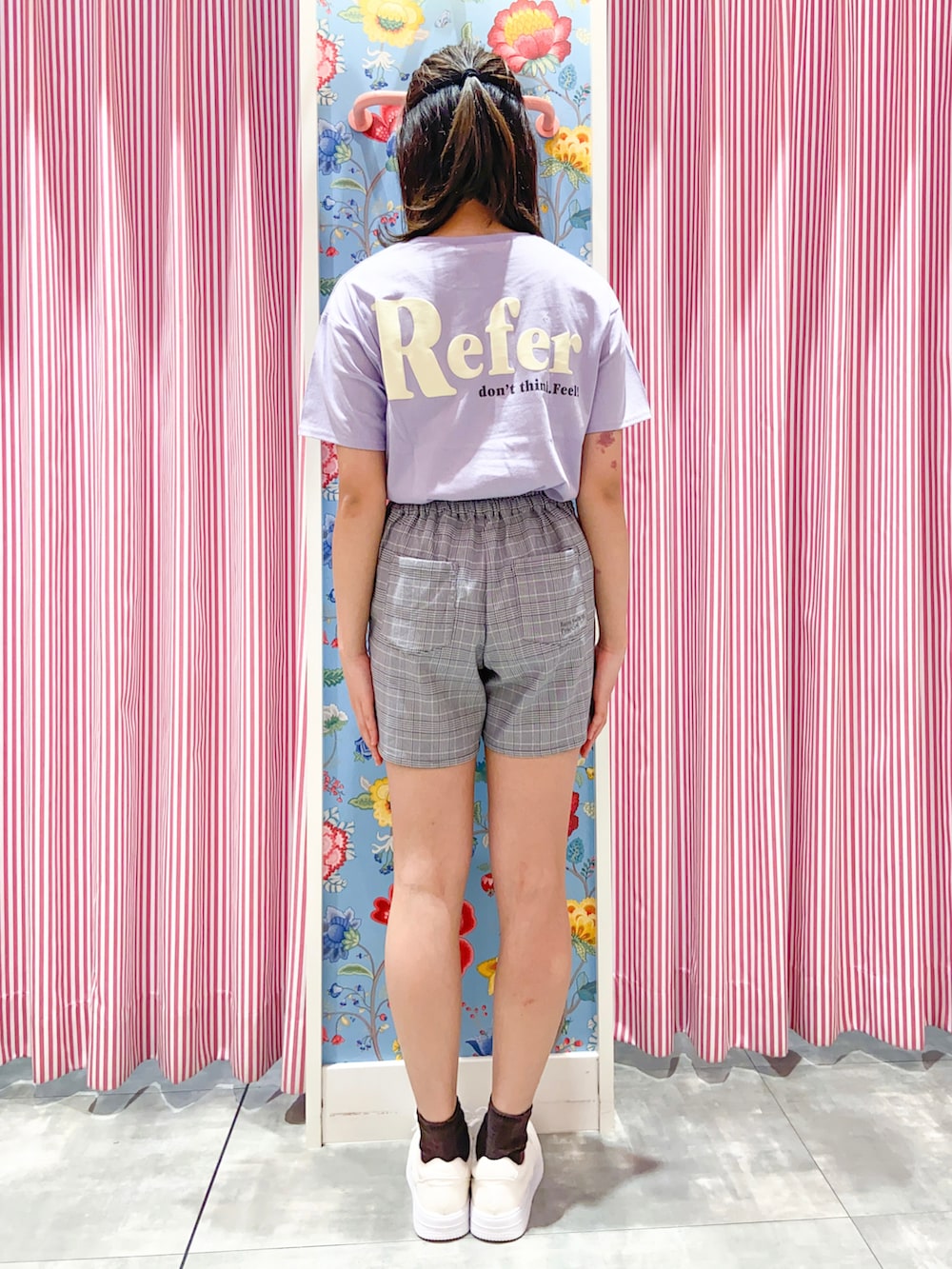 「夏、こどもコーデ、中学生、小学生、Tシャツ、ショートパンツ、ストレッチパンツ、接触冷感、スニーカー、スニーカーコーデ、学校」|「PINK-latteの【オーガニックコットン/コットン100%/毛玉になりにくい/サステナブル】バックロゴTシャツ(Tシャツ/カットソー、パープル系)」を使った、えみりんさん(レディース・162cm)の夏コーディネートの2枚目の写真