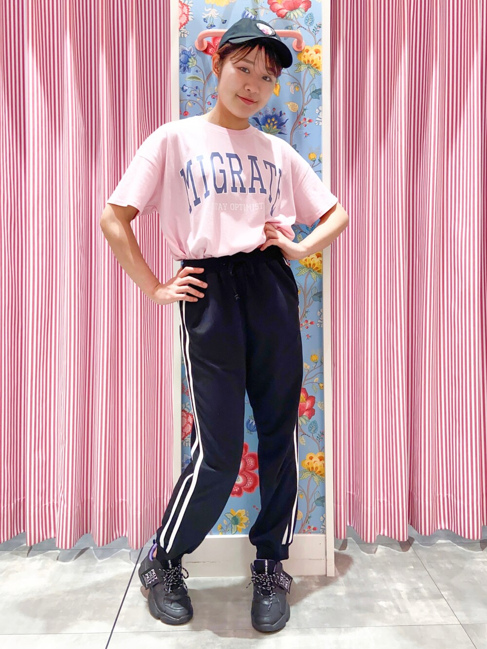 「カジュアルコーデ、ダンス、ダンスコーデ、BigT、BIGシルエット、オーバーサイズ」|「PINK-latteの【コットン100%/毛玉になりにくい】カレッジロゴBIGTシャツワンピース(ワンピース、ピンク系)」を使った、えみりんさん(レディース・162cm)の夏コーディネートの3枚目の写真