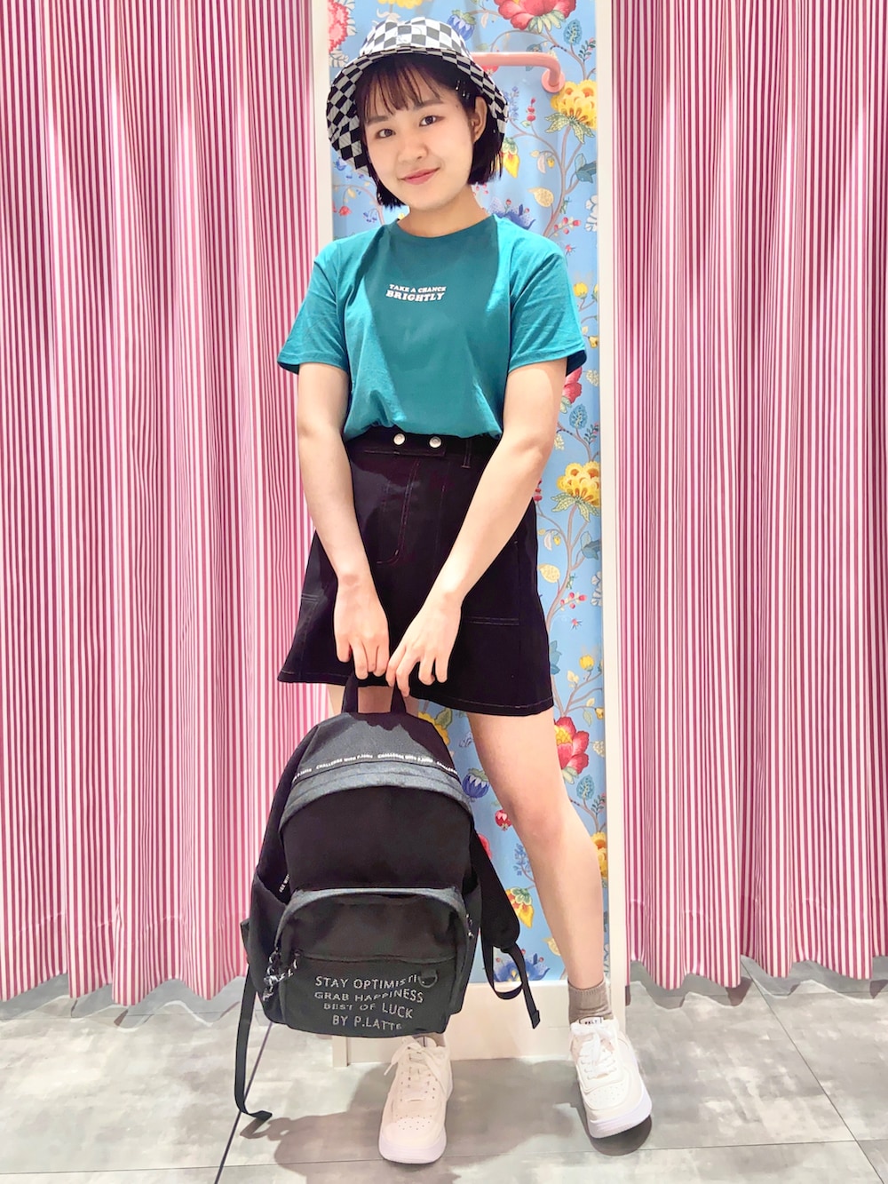「韓国ファッション、プチプラコーデ、Tシャツ、グリーン、スニーカー、スニーカーコーデ、タイトスカート、プチプラ、バケハ、バケットハット」|「PINK-latteの【コットン100%/毛玉になりにくい】バックモチーフTシャツ(Tシャツ/カットソー、グリーン系)」を使った、えみりんさん(レディース・162cm)の夏コーディネートの2枚目の写真