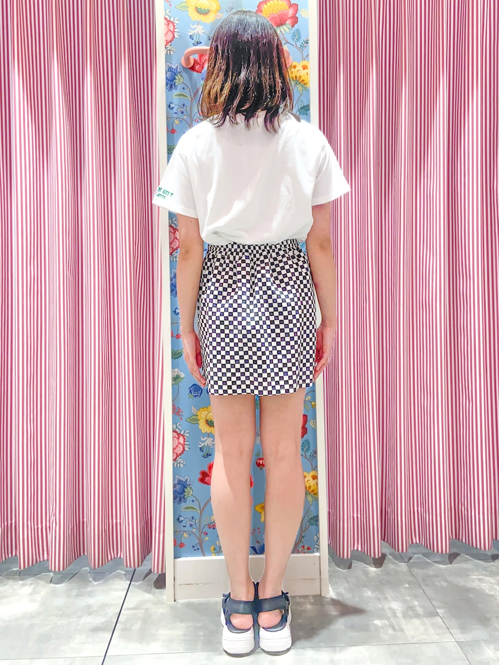 「ライブ、ライブコーデ、イベント、イベントコーデ、ショート丈トップス、チェックスカート、サンダル」｜「PINK-latteの【吸水速乾/洗濯物が乾きやすい】3Dロゴししゅうショート丈Tシャツ（Tシャツ/カットソー、ホワイト系）」を使った、えみりんさん（レディース・162cm）の夏コーディネートの2枚目の写真
