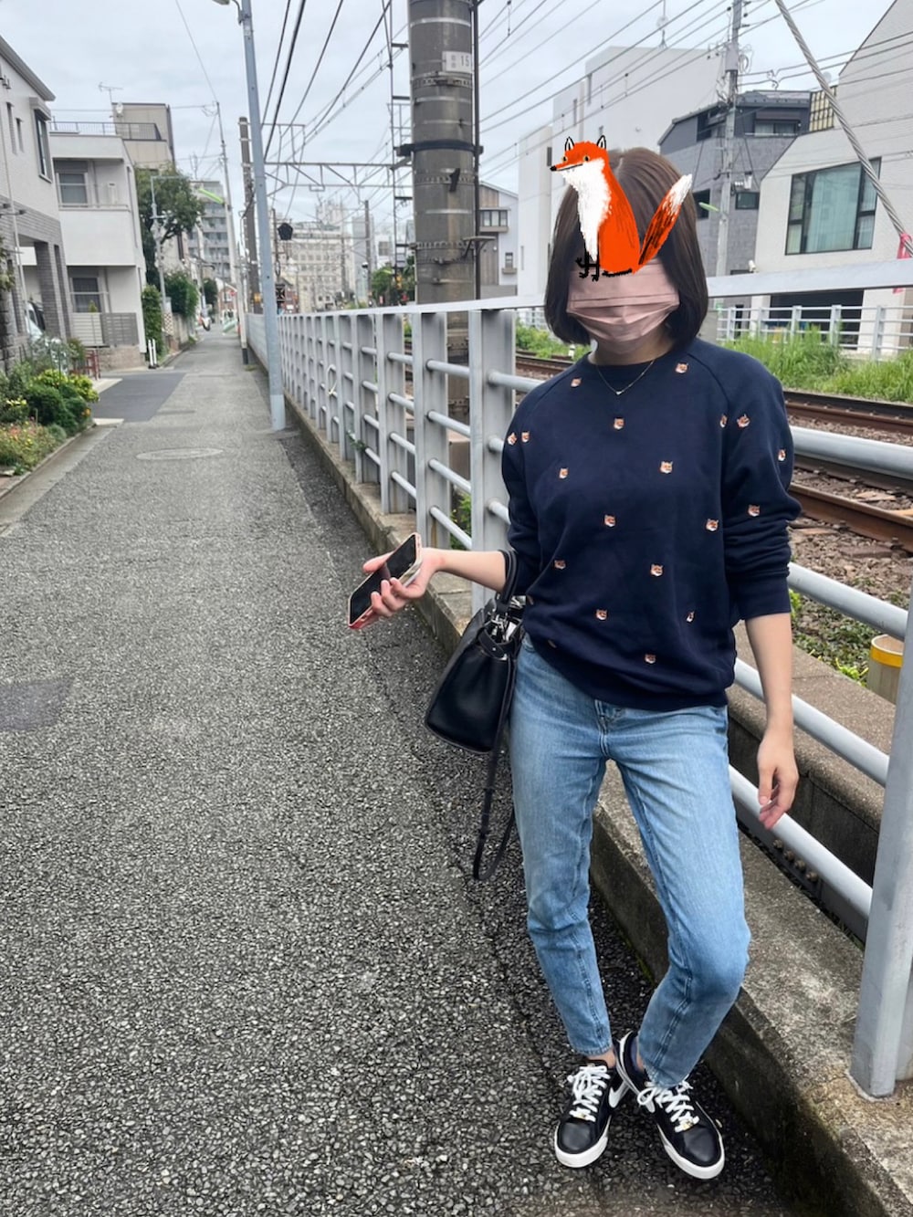 「Maison KitsuneのSWEATSHIRT ALL-OVER FOX HEAD EMBROIDERY（スウェット、ブルー系）」を使った、hinyuugohanさん（レディース・156cm）の秋コーディネートの2枚目の写真