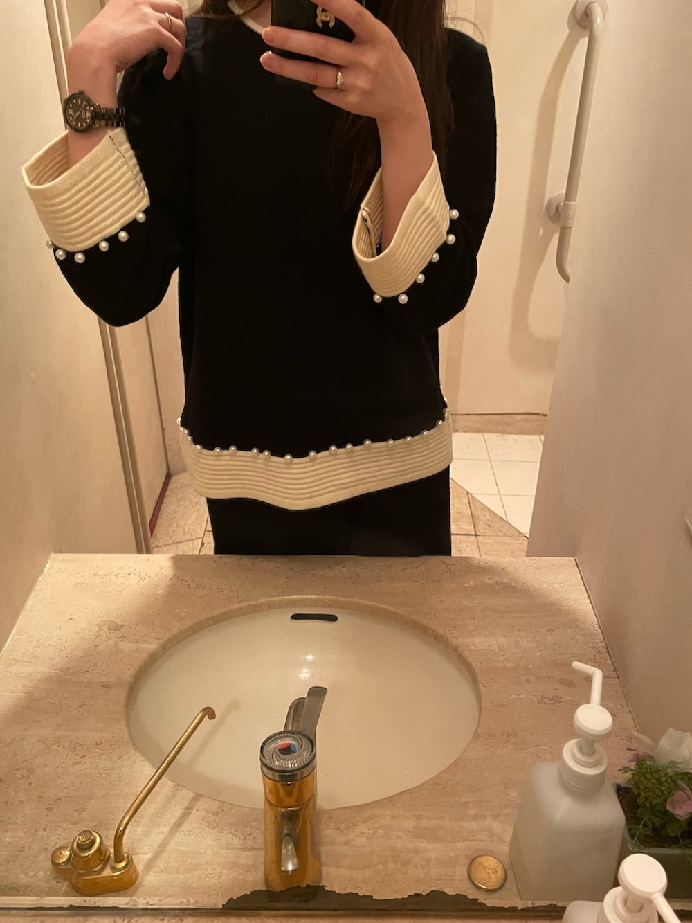 「no brandのアイテム（パンツドレス、ブラック系）」を使った、hinyuugohanさん（レディース・156cm）の春コーディネートの2枚目の写真