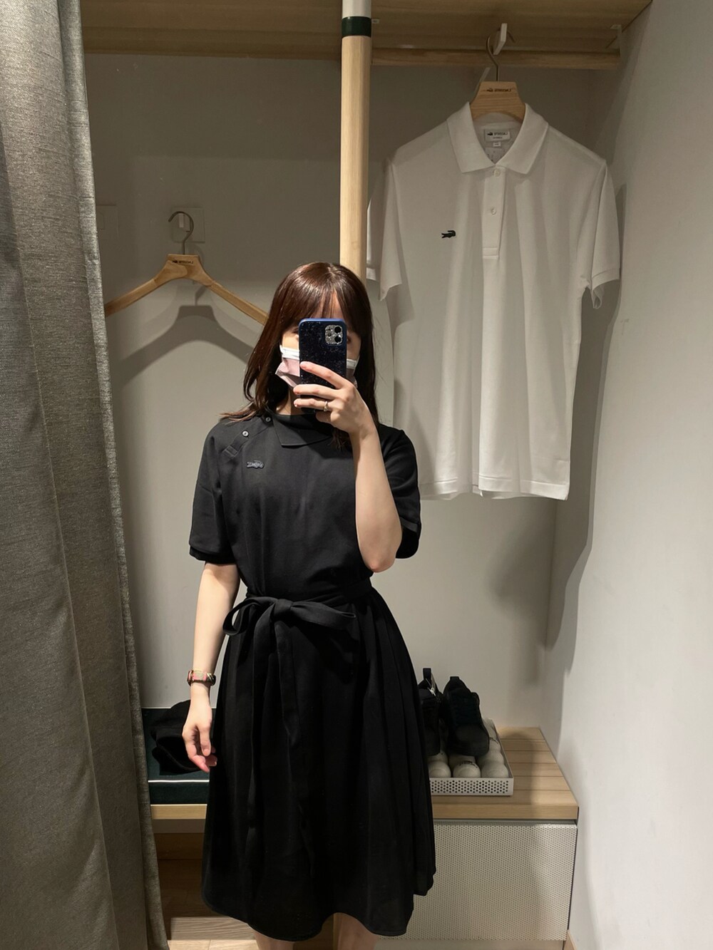 「LACOSTEのアイテム（ワンピース、ブラック系）」を使った、hinyuugohanさん（レディース・156cm）の春コーディネートの2枚目の写真