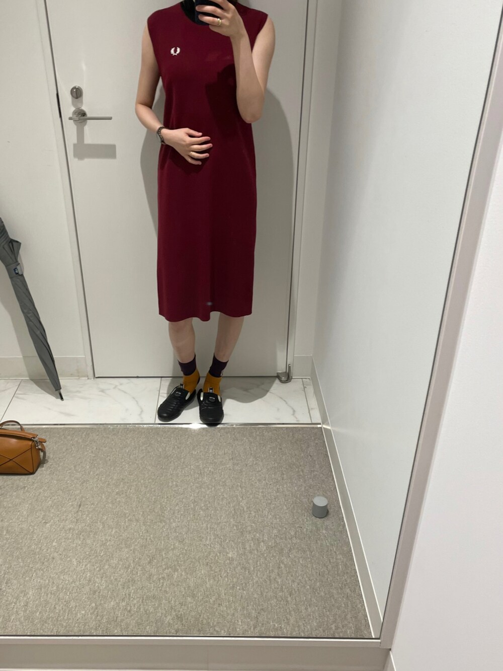 「FRED PERRYのSleeveless Knitted Dress（ワンピース、レッド系）」を使った、hinyuugohanさん（レディース・156cm）の春コーディネートの2枚目の写真