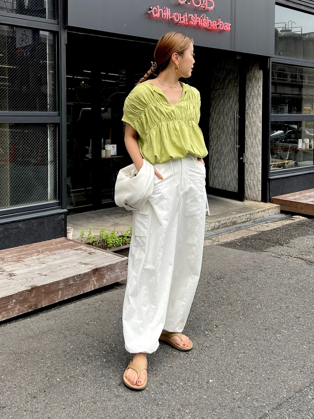 ホワイト系のシャツ/ブラウス、ホワイト系のカーゴパンツ、ホワイト系のハンドバッグを着用したレディースの夏コーディネートの3枚目の写真