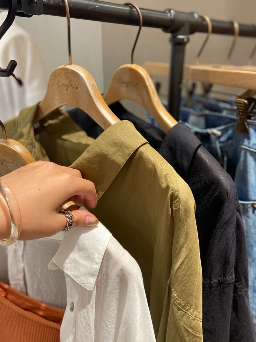 ブラック系のその他パンツ、ブラック系のシャツ/ブラウス、ホワイト系のサンダルを着用したレディースの夏コーディネートの3枚目の写真