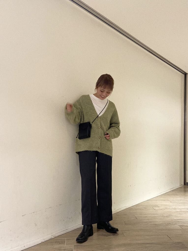 グレー系のその他パンツ、ホワイト系のTシャツ/カットソー、グリーン系のカーディガン/ボレロを着用したレディースの冬コーディネートの2枚目の写真