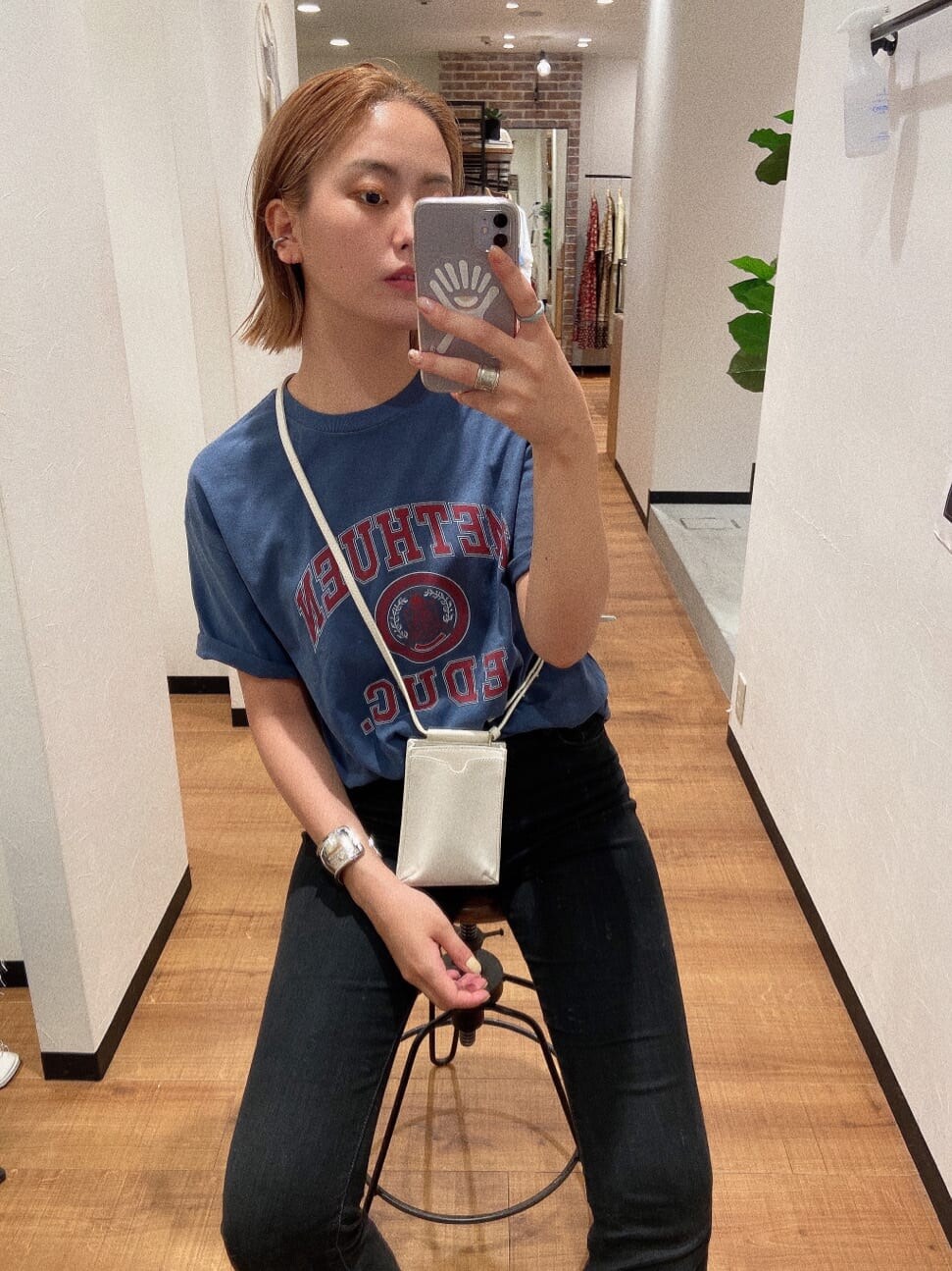 ブラック系のデニムパンツ、ブルー系のTシャツ/カットソーを着用したレディースの夏コーディネートの2枚目の写真