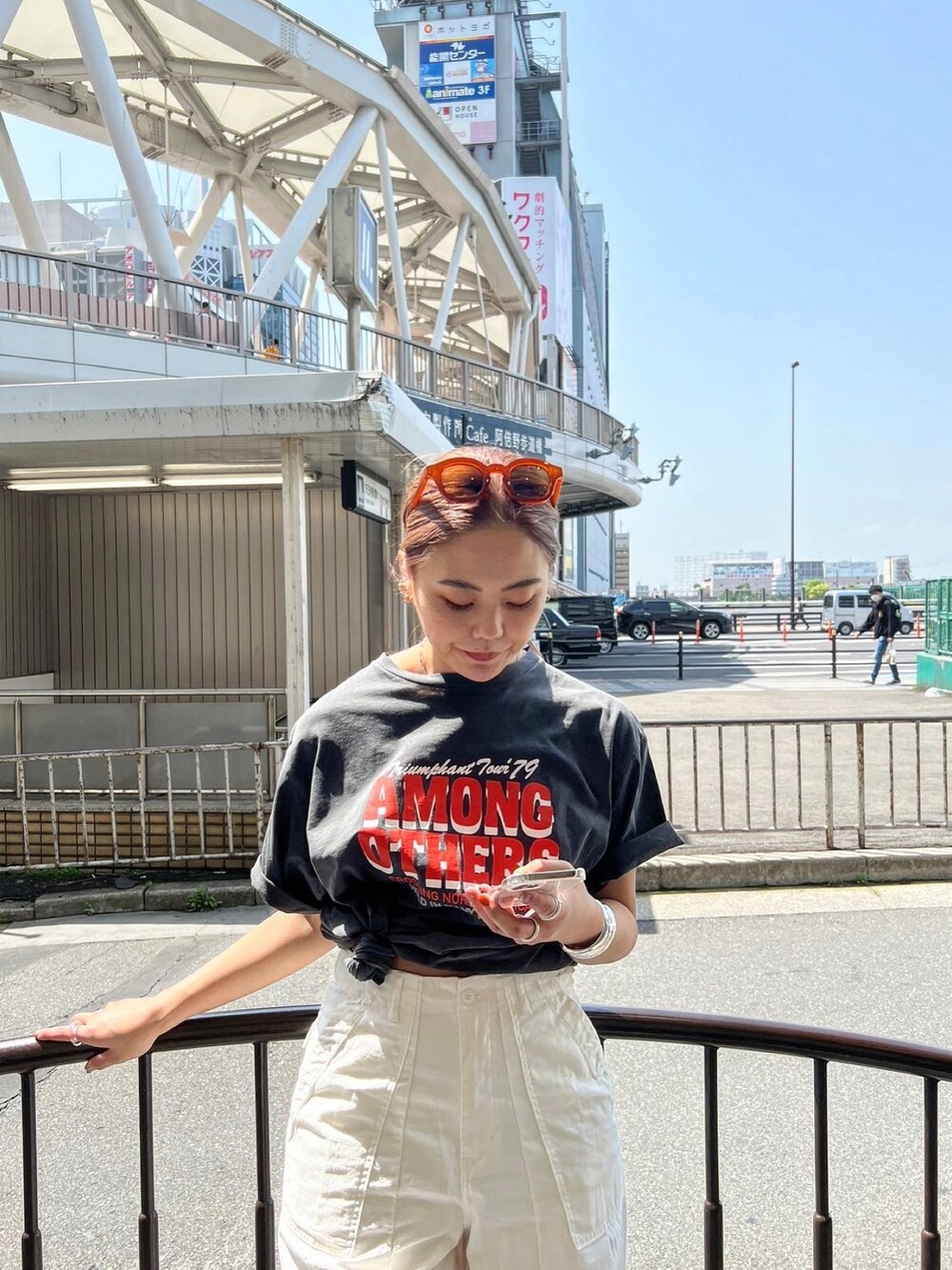 グレー系のTシャツ/カットソー、ホワイト系のその他パンツを着用したレディースの春コーディネートの2枚目の写真