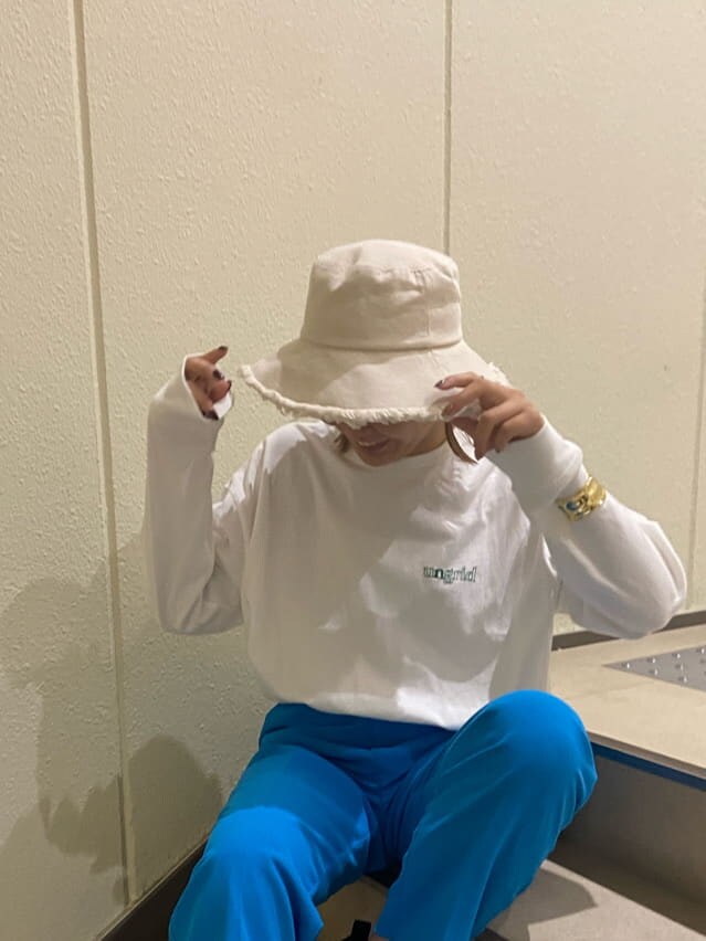 ホワイト系のTシャツ/カットソー、ブルー系のスラックス、ホワイト系のハットを着用したレディースの冬コーディネートの3枚目の写真