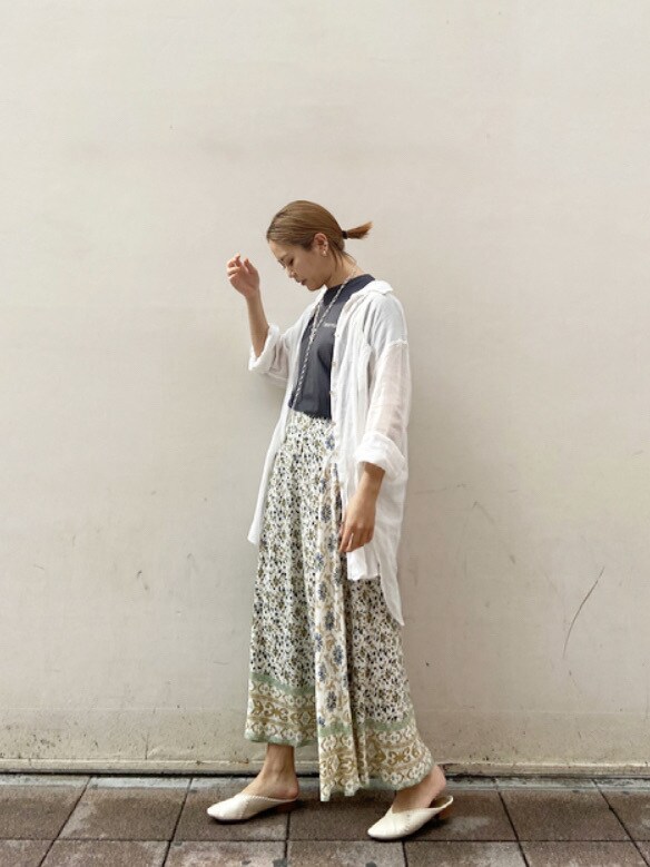 ホワイト系のシャツ/ブラウス、ホワイト系のスカート、グレー系のTシャツ/カットソーを着用したレディースの春コーディネートの4枚目の写真