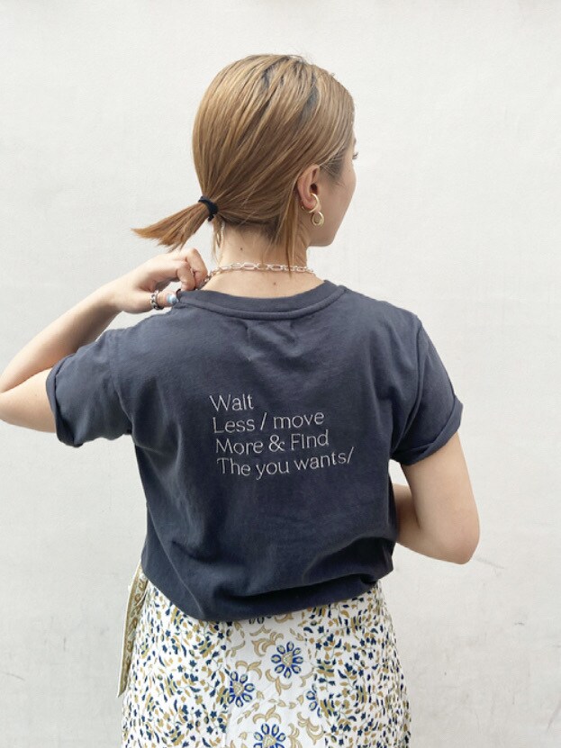 ホワイト系のシャツ/ブラウス、ホワイト系のスカート、グレー系のTシャツ/カットソーを着用したレディースの春コーディネートの2枚目の写真