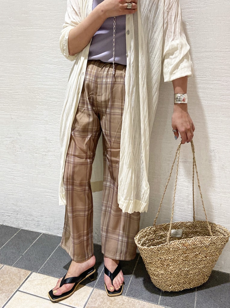 ベージュ系のその他パンツ、パープル系のタンクトップ、ホワイト系のカーディガン/ボレロを着用したレディースの春コーディネートの3枚目の写真