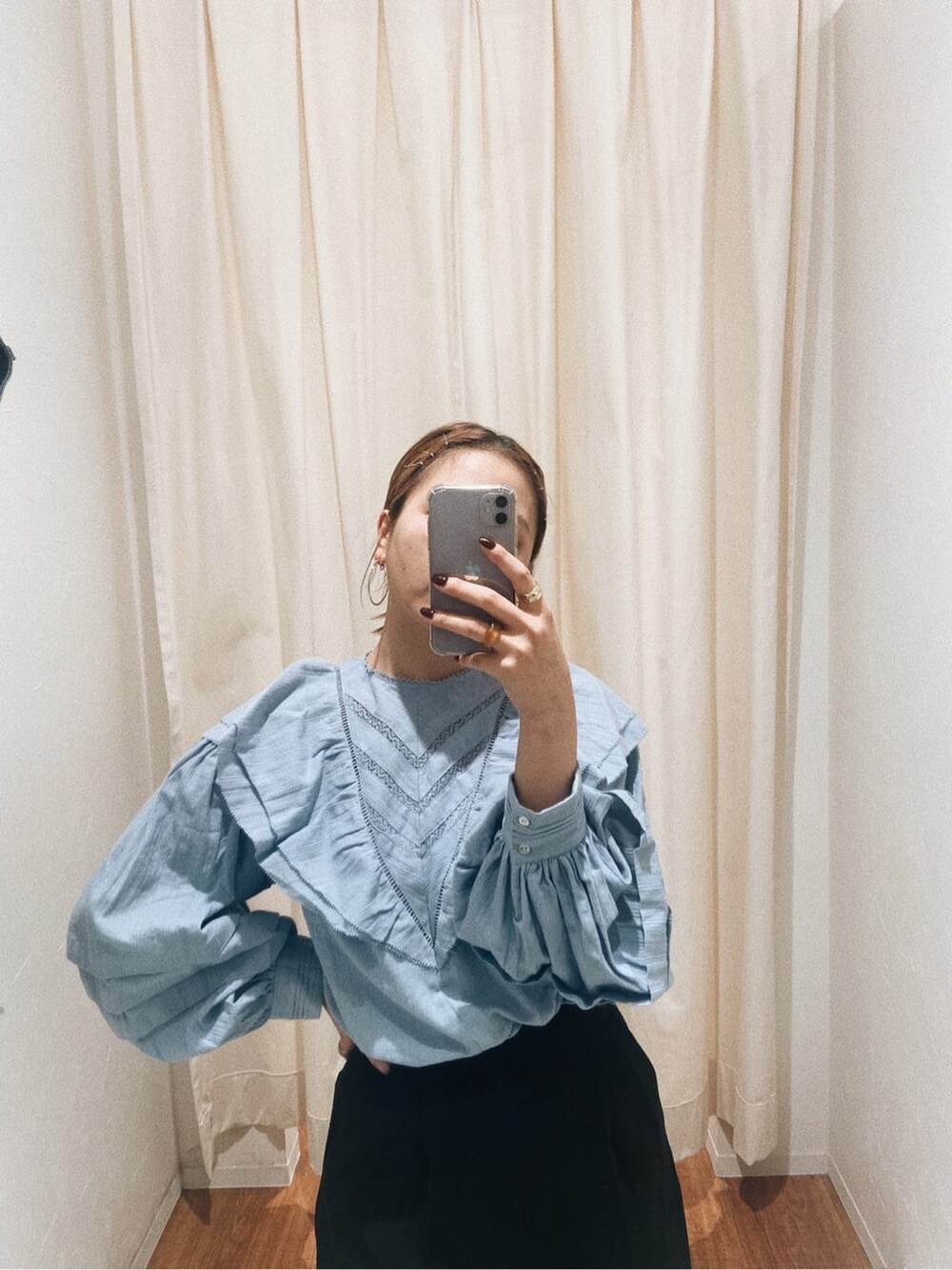 ブルー系のシャツ/ブラウス、ブラック系のスラックスを着用したレディースの冬コーディネートの2枚目の写真