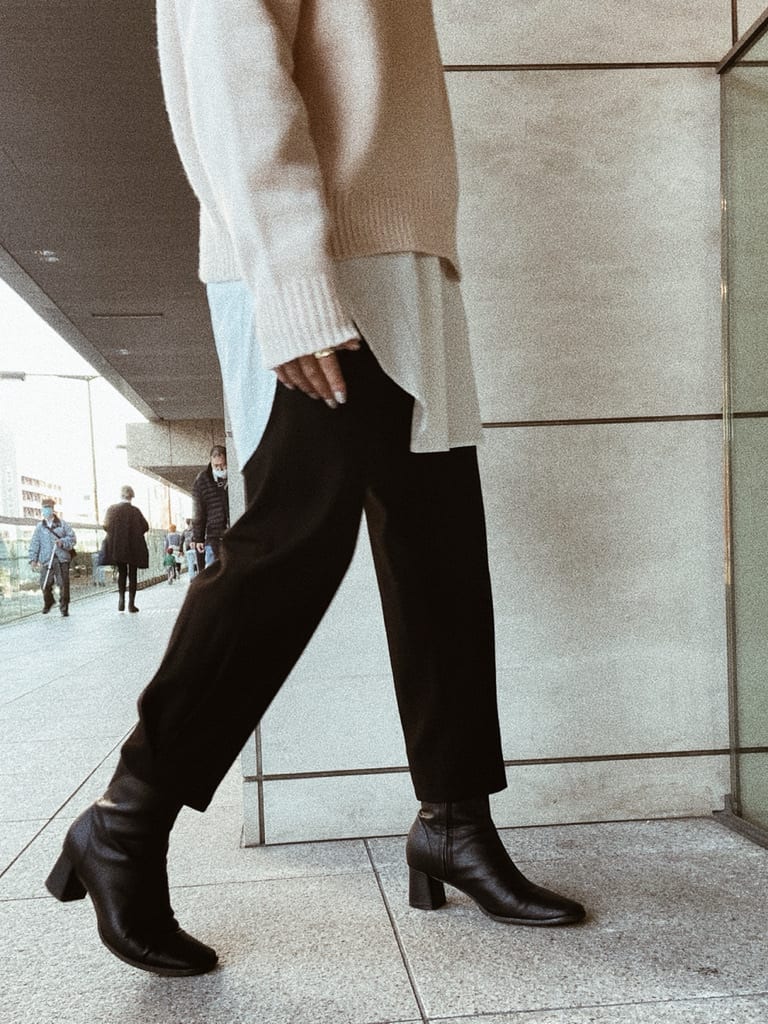 ブラック系のその他パンツ、ホワイト系のシャツ/ブラウス、ピンク系のニット/セーターを着用したレディースの秋コーディネートの4枚目の写真