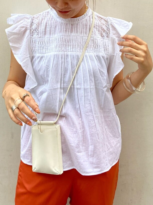 ホワイト系のシャツ/ブラウス、オレンジ系のその他パンツを着用したレディースの夏コーディネートの3枚目の写真