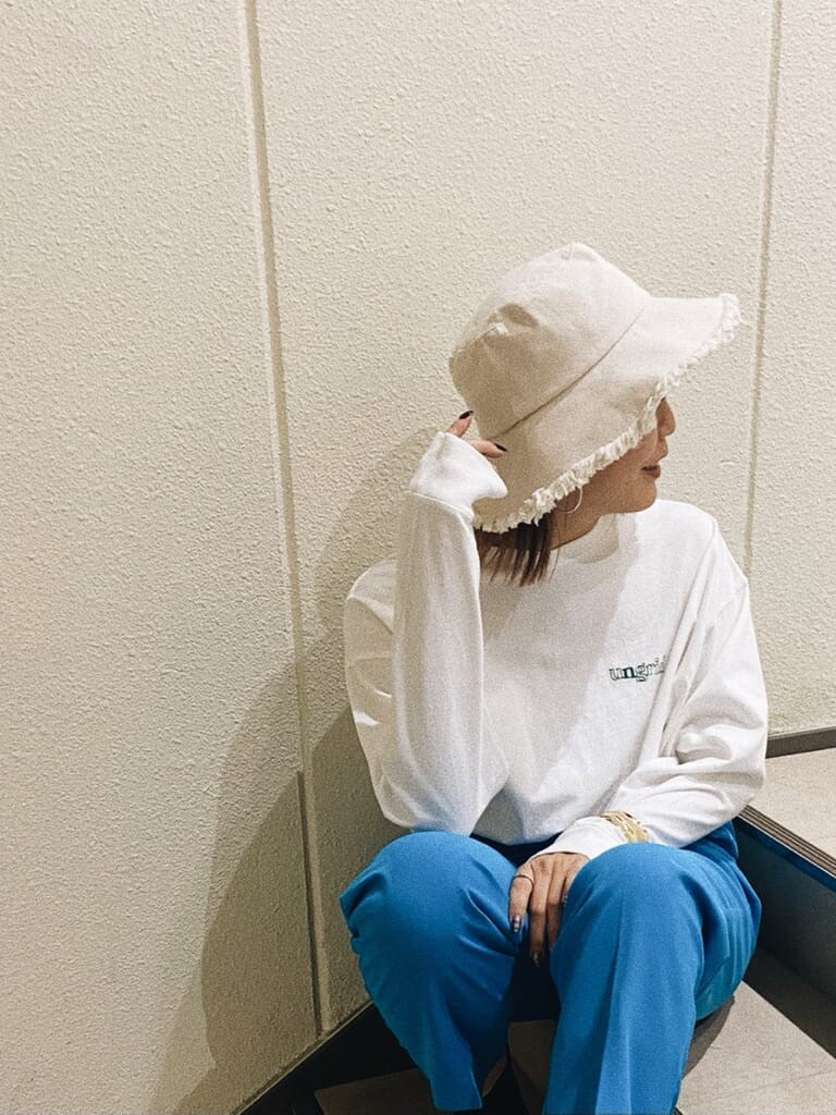 ホワイト系のTシャツ/カットソー、ブルー系のスラックス、ホワイト系のハットを着用したレディースの冬コーディネートの4枚目の写真