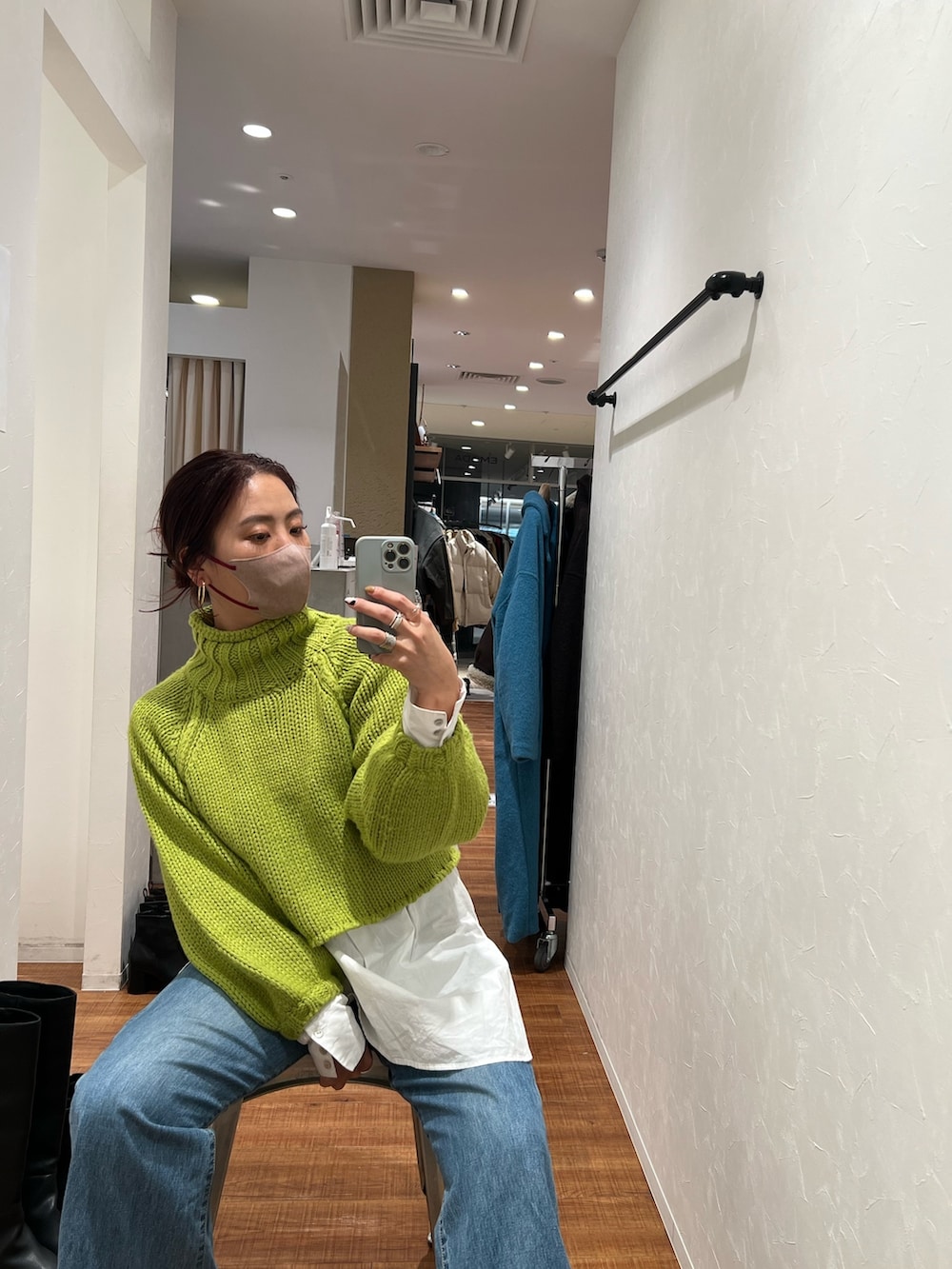 グリーン系のニット/セーターを着用したレディースの秋コーディネートの2枚目の写真