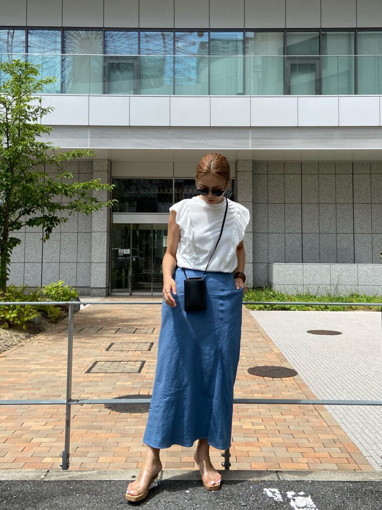 ブルー系のスカート、ホワイト系のTシャツ/カットソーを着用したレディースの夏コーディネートの4枚目の写真