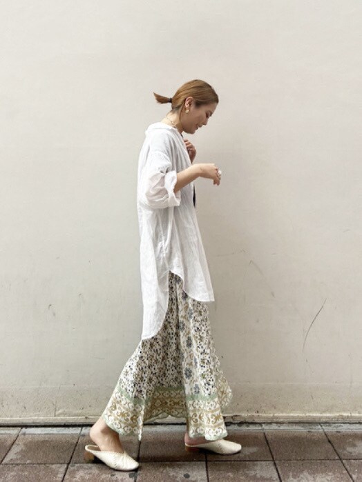 ホワイト系のシャツ/ブラウス、ホワイト系のスカート、グレー系のTシャツ/カットソーを着用したレディースの春コーディネートの3枚目の写真