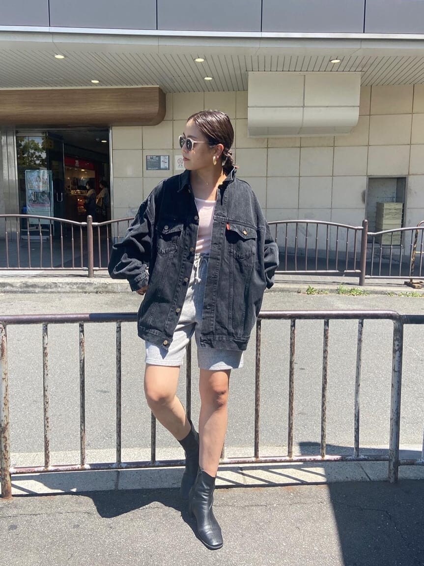 グレー系のスウェットパンツ、ピンク系のキャミソール、ブラック系のデニムジャケットを着用したレディースの秋コーディネートの3枚目の写真