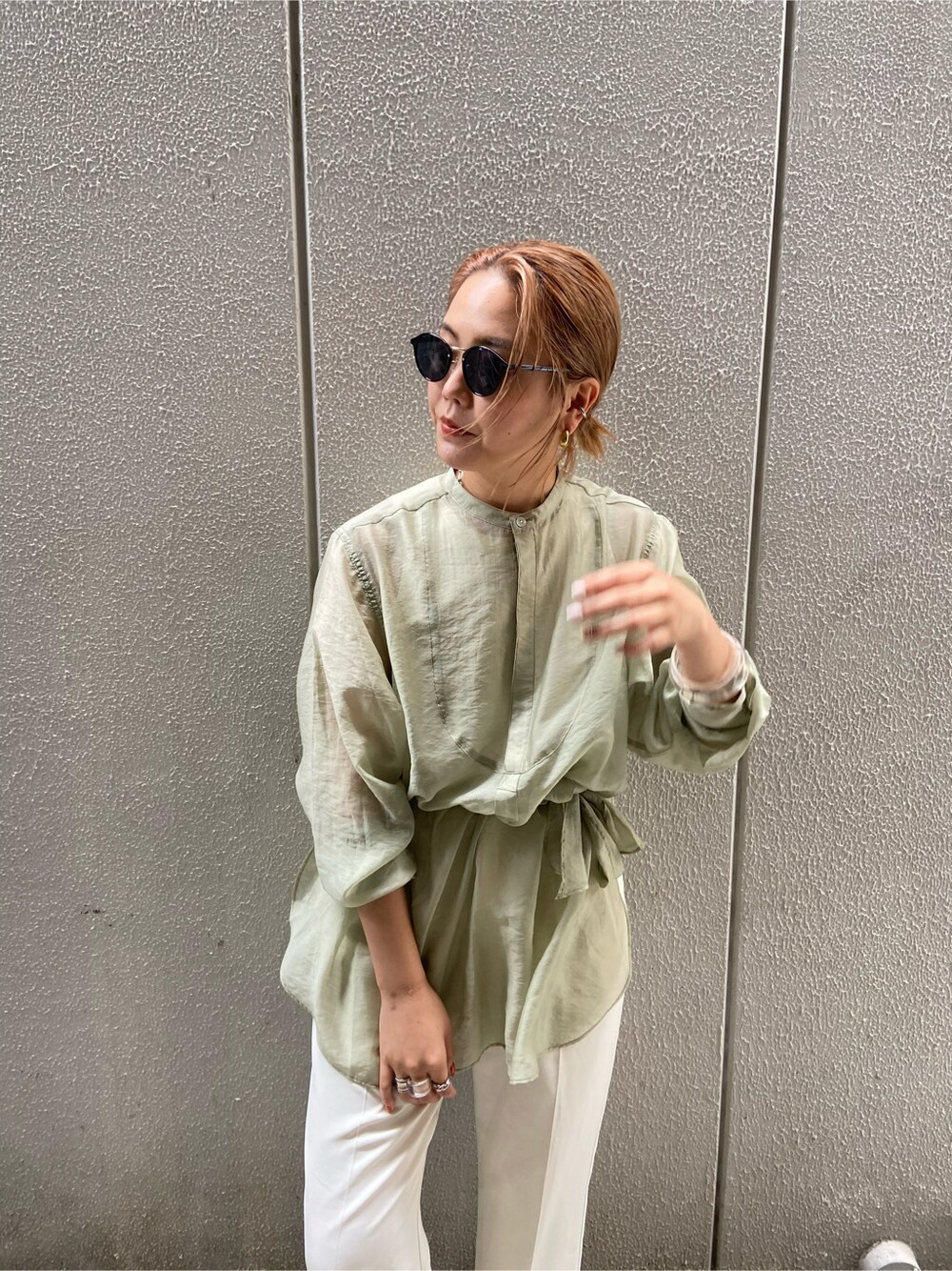 グリーン系のシャツ/ブラウス、ブラック系のサンダルを着用したレディースの夏コーディネートの3枚目の写真