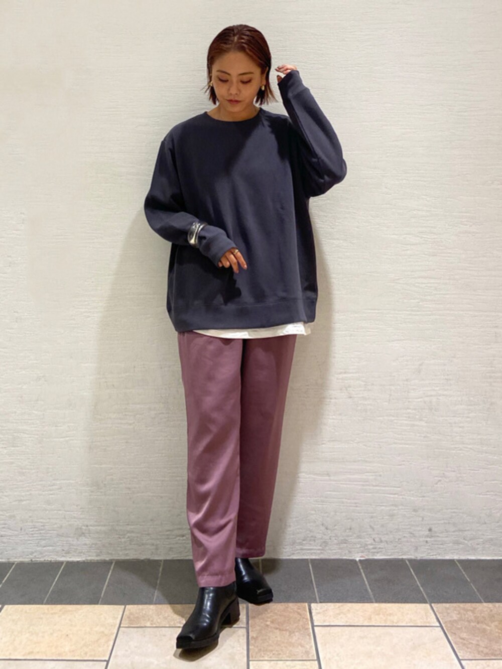 パープル系のその他パンツ、グレー系のスウェットを着用したレディースの秋コーディネートの2枚目の写真