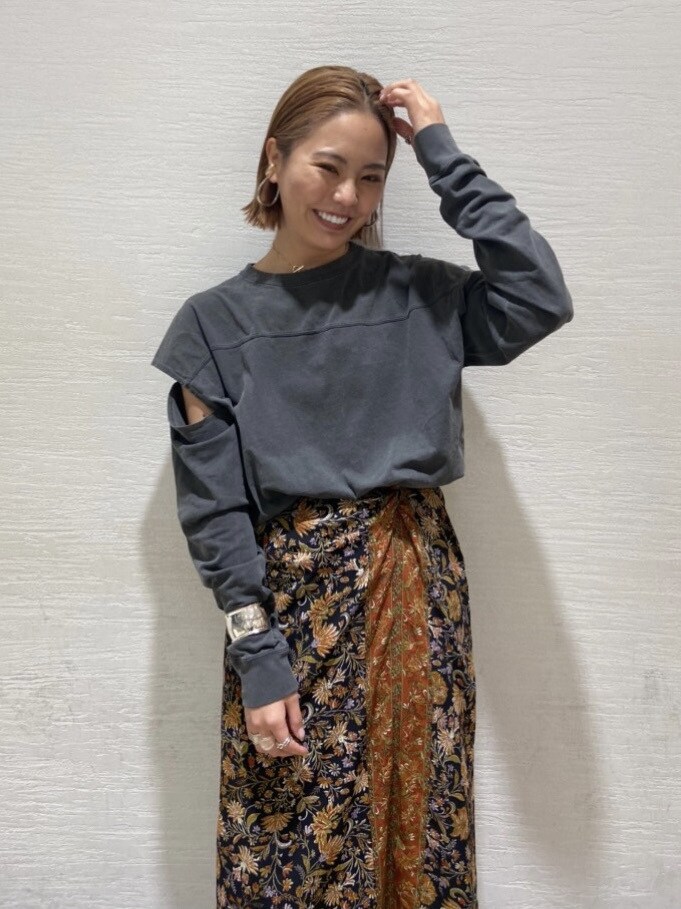 ブラック系のスカート、ブラック系のその他シューズを着用したレディースの冬コーディネートの2枚目の写真