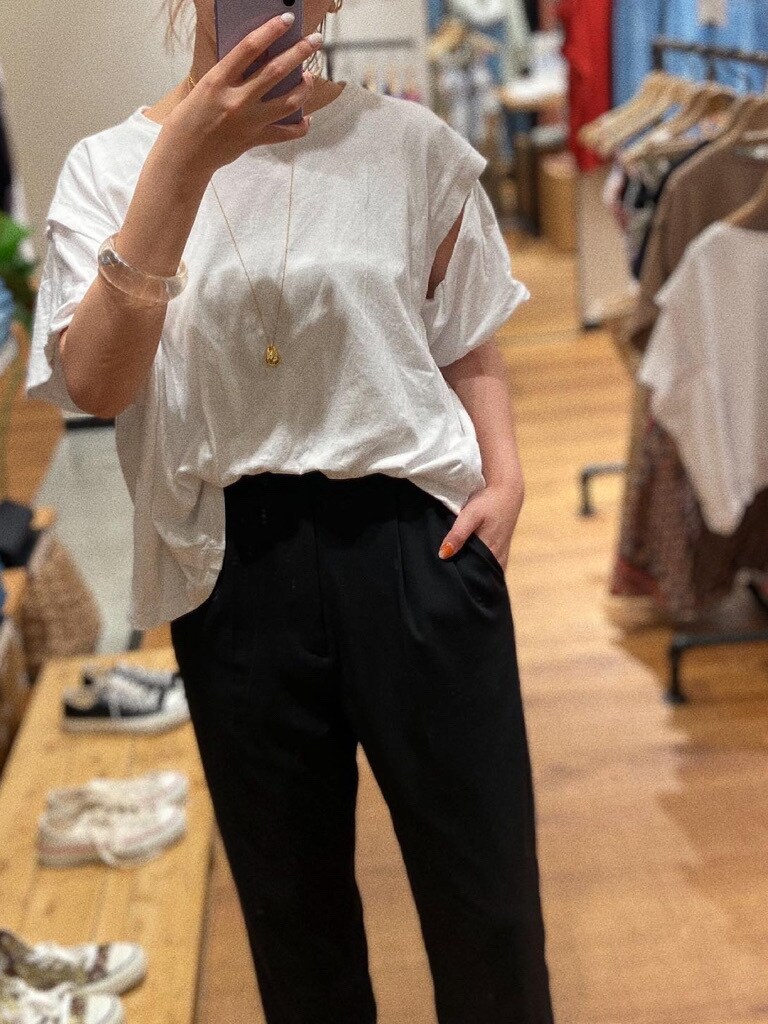 ホワイト系のTシャツ/カットソーを着用したレディースの夏コーディネートの2枚目の写真