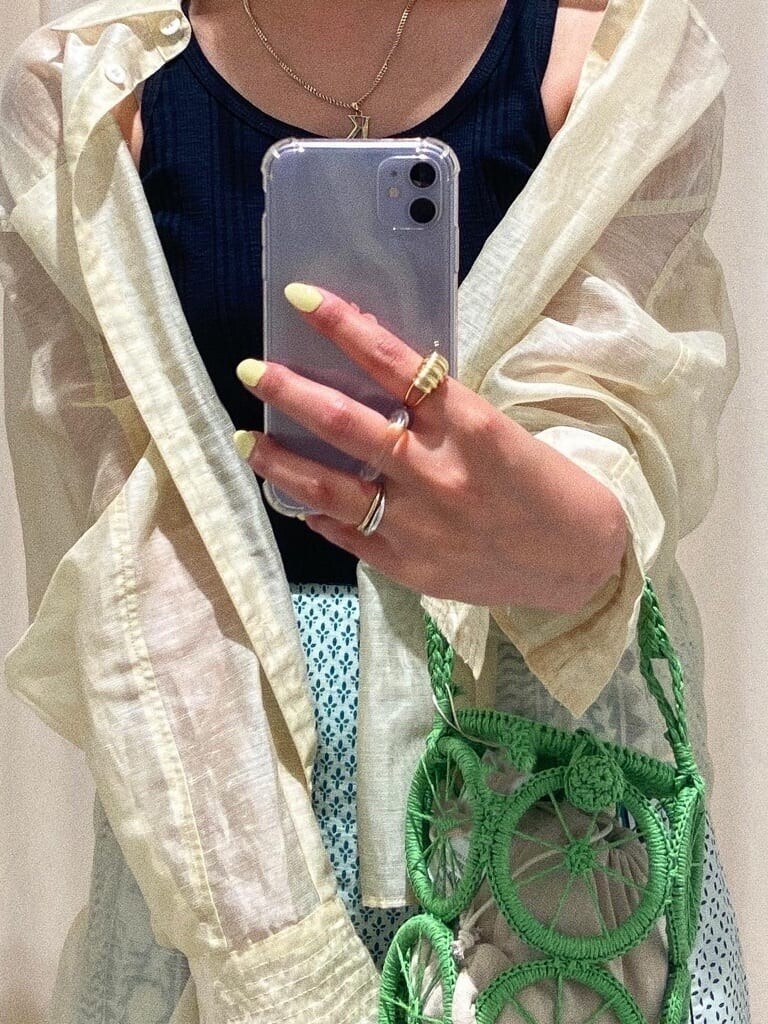 ブラック系のタンクトップ、ベージュ系のシャツ/ブラウス、グリーン系のスカートを着用したレディースの春コーディネートの4枚目の写真