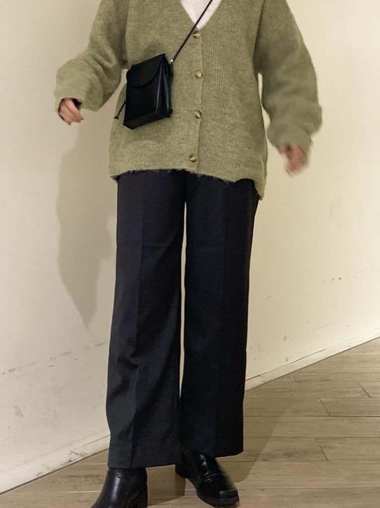 グレー系のその他パンツ、ホワイト系のTシャツ/カットソー、グリーン系のカーディガン/ボレロを着用したレディースの冬コーディネートの3枚目の写真