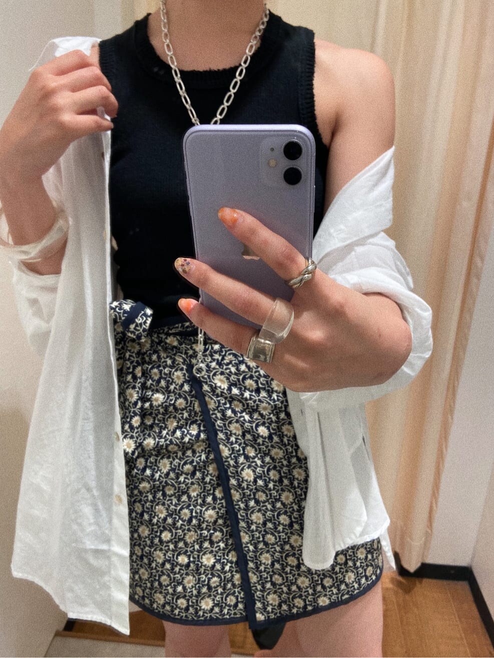 ホワイト系のシャツ/ブラウス、ブルー系のスカート、ブラック系のタンクトップを着用したレディースの夏コーディネートの3枚目の写真