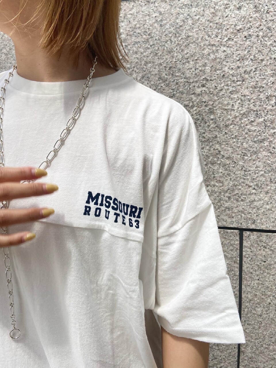 ブラック系のサンダル、ブラウン系のその他パンツ、ホワイト系のTシャツ/カットソーを着用したレディースの春コーディネートの6枚目の写真