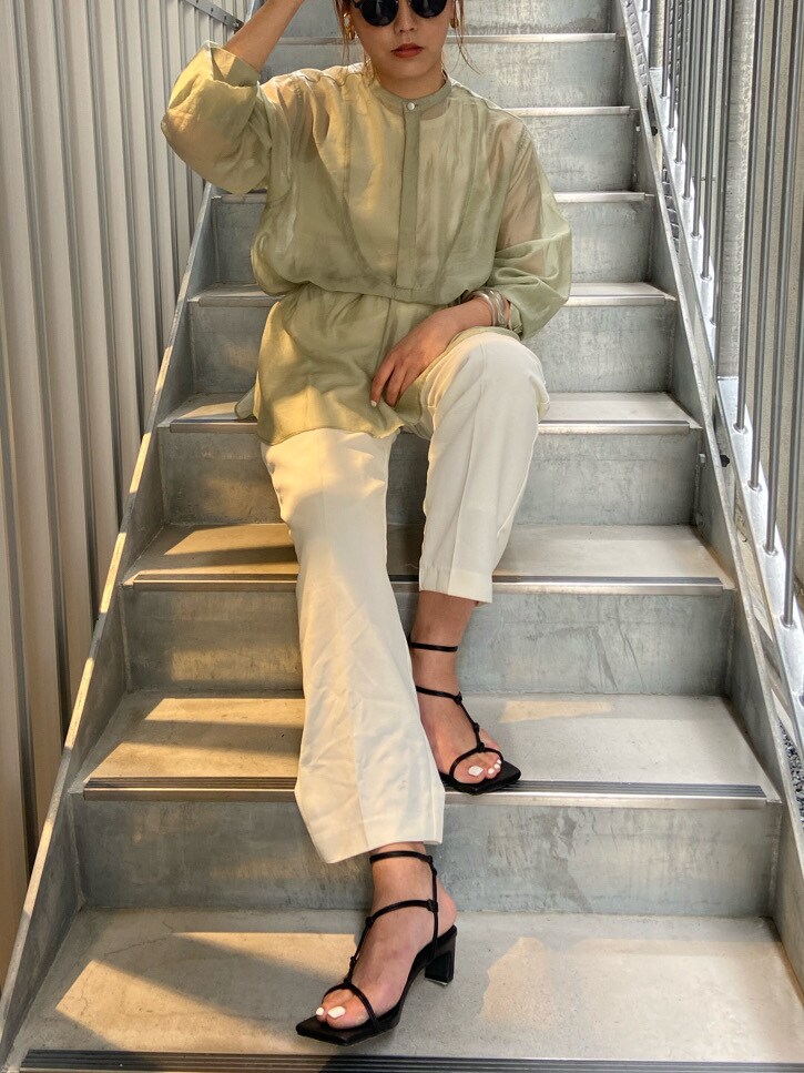 グリーン系のシャツ/ブラウス、ブラック系のサンダルを着用したレディースの夏コーディネートの4枚目の写真