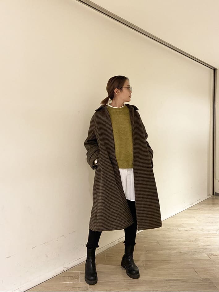 ホワイト系のシャツ/ブラウス、ブラック系のブーツ、ブラウン系のステンカラーコートを着用したレディースの秋コーディネートの3枚目の写真