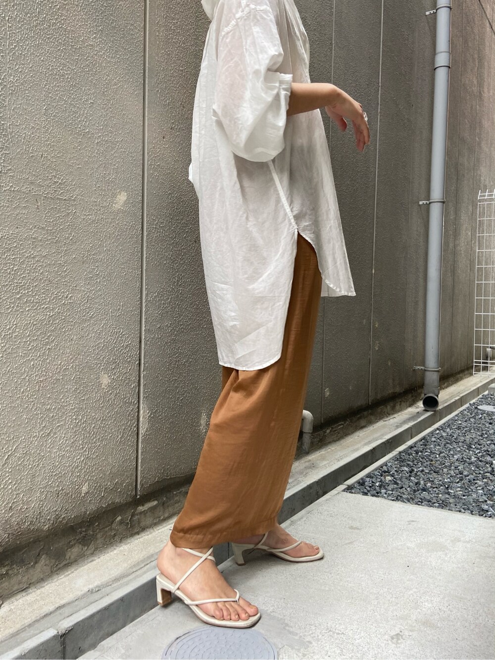 ホワイト系のシャツ/ブラウス、ブラウン系のその他パンツ、ホワイト系のタンクトップを着用したレディースの春コーディネートの4枚目の写真