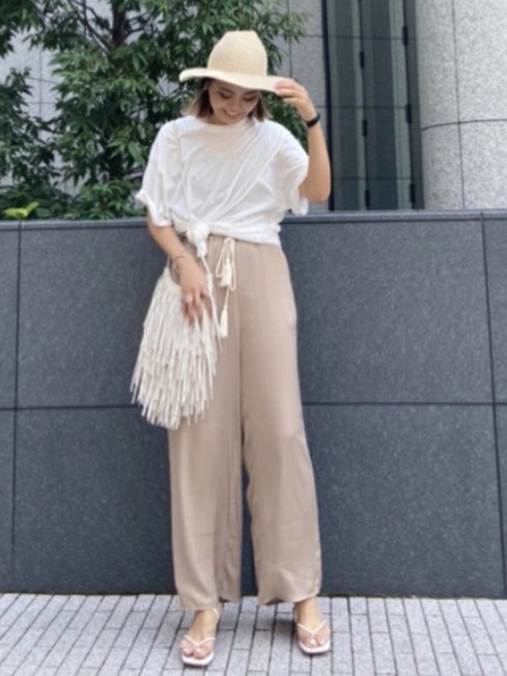 ホワイト系のサンダル、ホワイト系のTシャツ/カットソーを着用したレディースの夏コーディネートの3枚目の写真