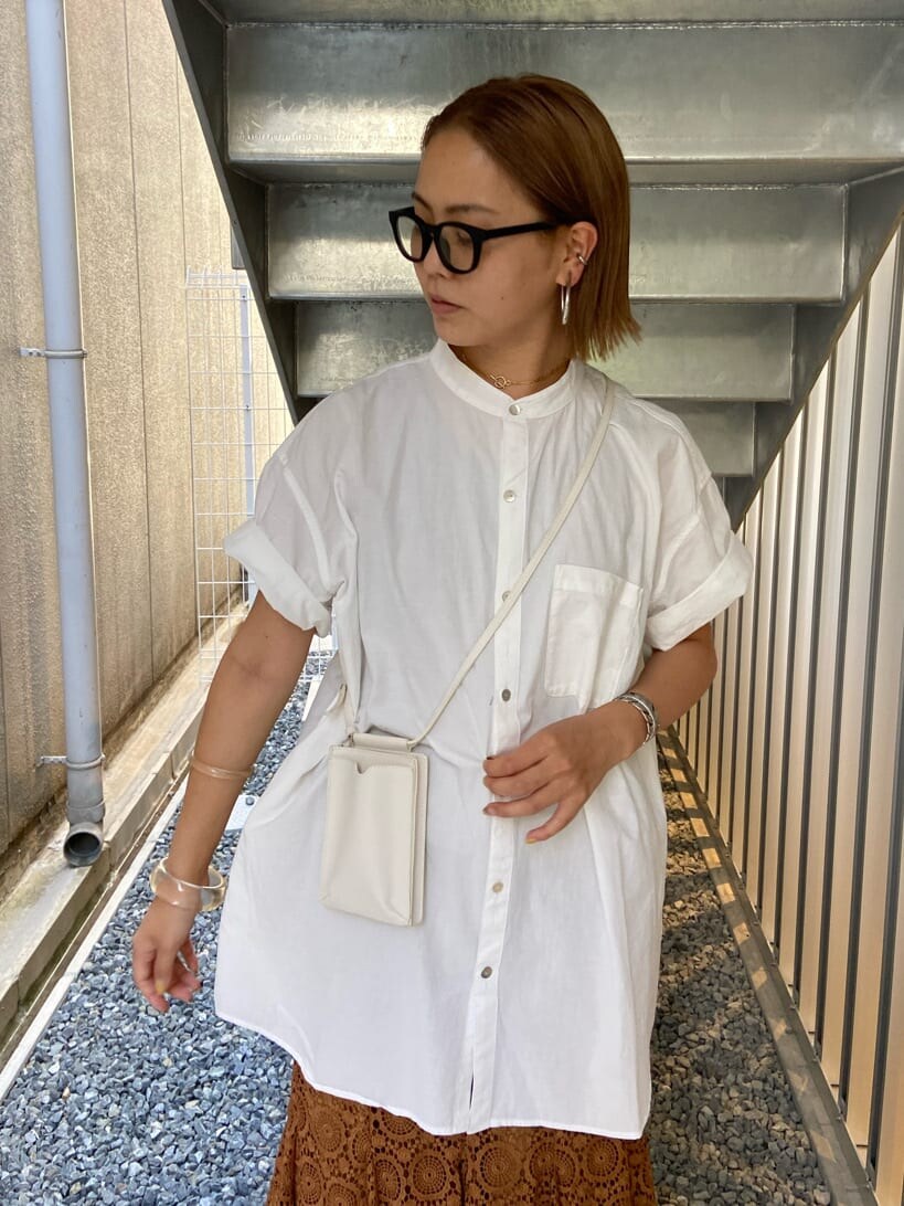 ホワイト系のシャツ/ブラウス、ブラウン系のスカート、シルバー系のブレスレットを着用したレディースの夏コーディネートの3枚目の写真