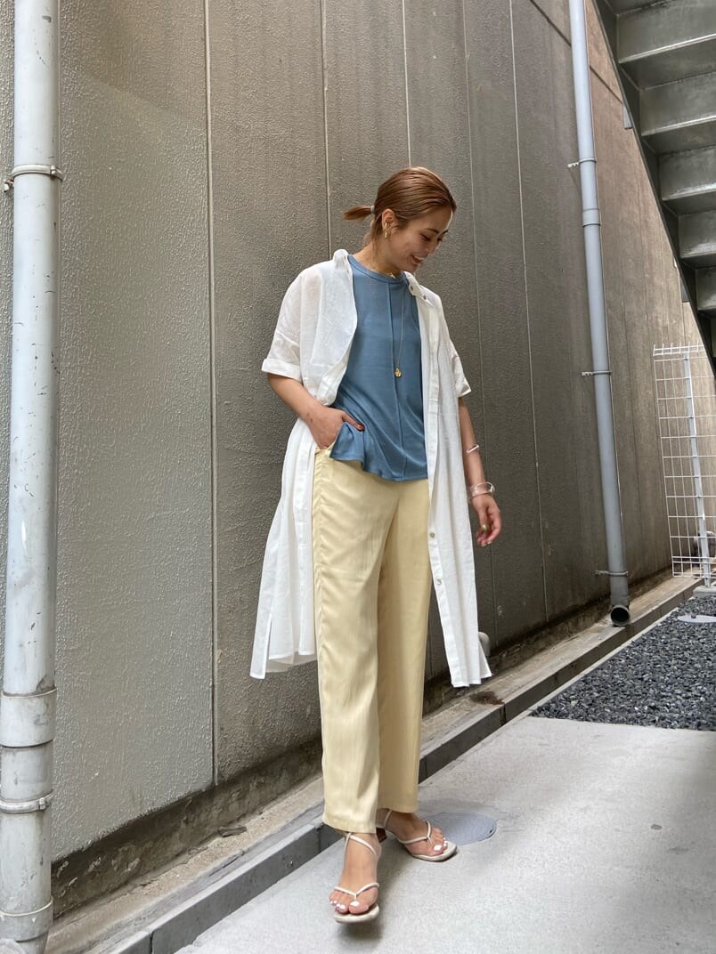 ホワイト系のシャツ/ブラウス、イエロー系のその他パンツ、ブルー系のタンクトップを着用したレディースの夏コーディネートの2枚目の写真