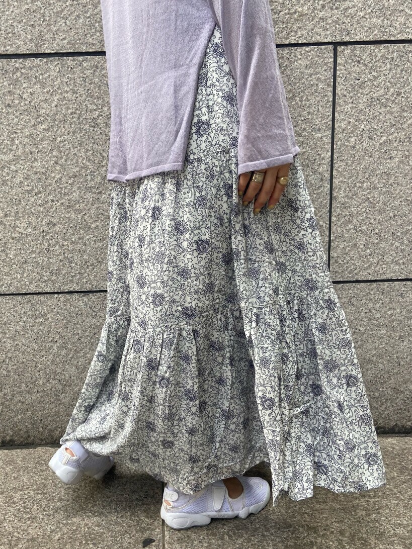 ブルー系のスカート、パープル系のニット/セーターを着用したレディースの春コーディネートの2枚目の写真