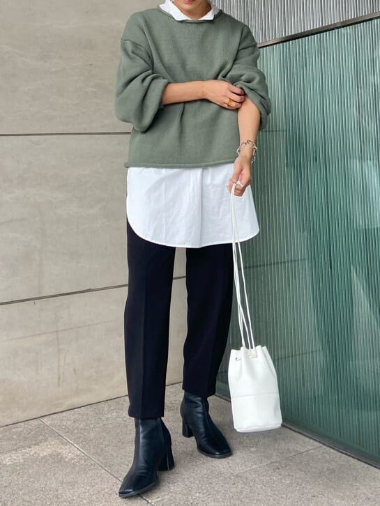 ブラック系のその他パンツ、グリーン系のニット/セーター、ブラック系のブーツを着用したレディースの秋コーディネートの4枚目の写真
