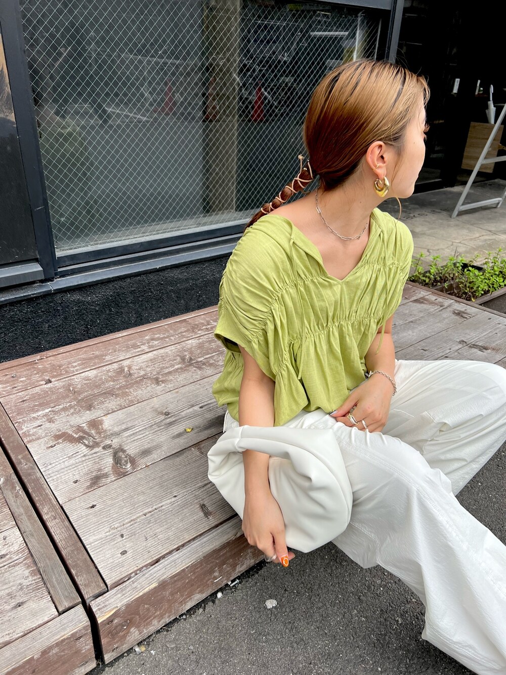 ホワイト系のシャツ/ブラウス、ホワイト系のカーゴパンツ、ホワイト系のハンドバッグを着用したレディースの夏コーディネートの2枚目の写真