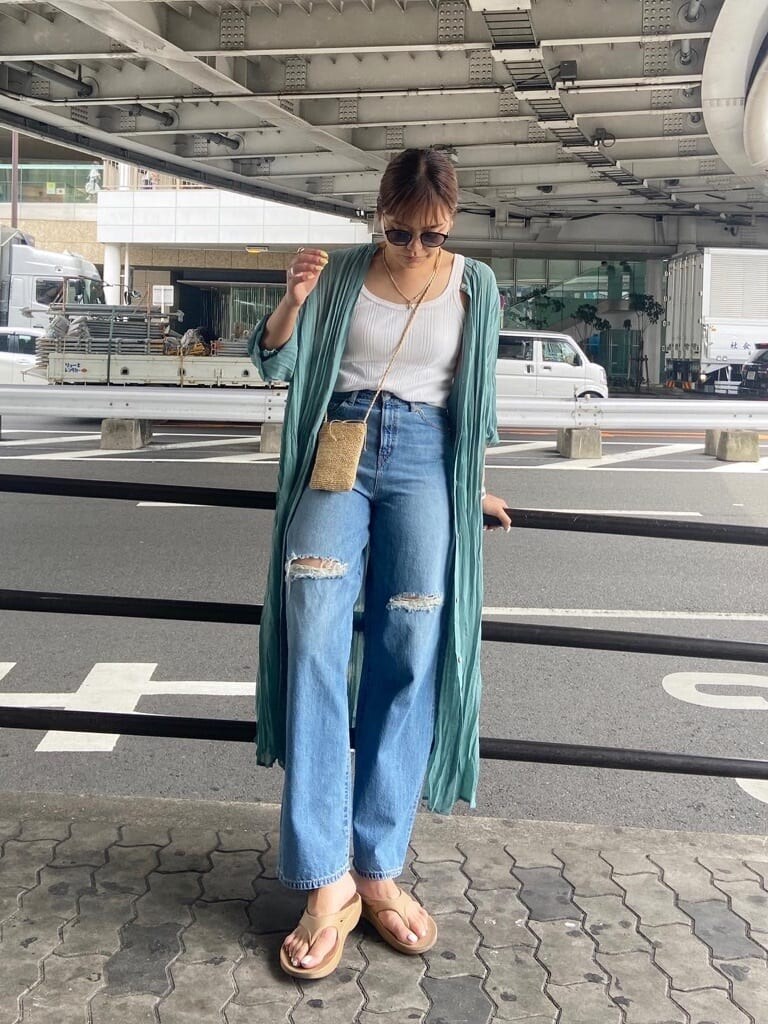 ホワイト系のタンクトップ、ブルー系のワンピースを着用したレディースの夏コーディネートの2枚目の写真