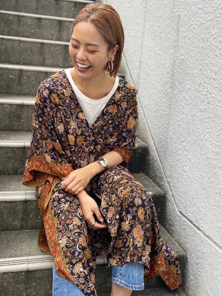 ブラック系のシャツ/ブラウス、ブルー系のデニムパンツ、ホワイト系のTシャツ/カットソーを着用したレディースの冬コーディネートの2枚目の写真