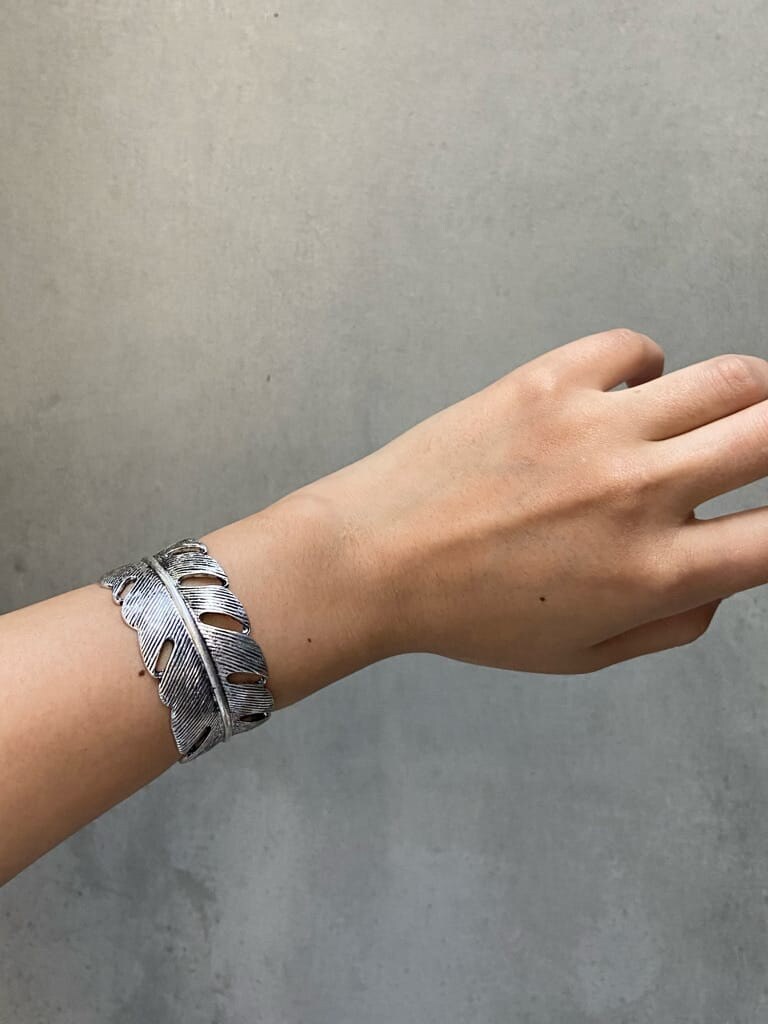 ホワイト系のシャツ/ブラウス、ブラウン系のスカート、シルバー系のブレスレットを着用したレディースの夏コーディネートの5枚目の写真