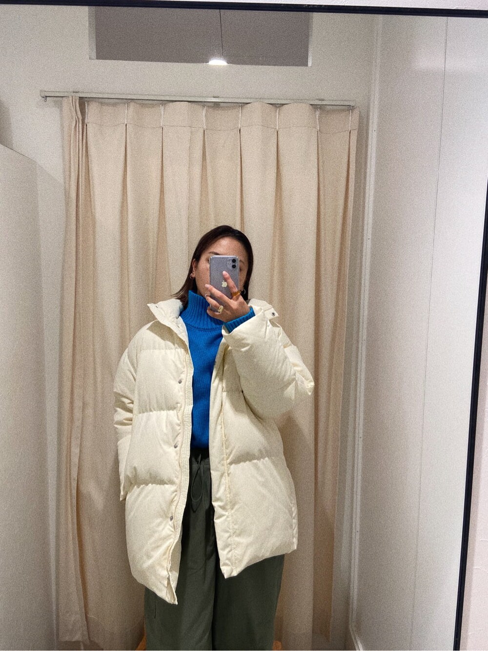 ベージュ系のその他パンツ、ブルー系のニット/セーターを着用したレディースの秋コーディネートの3枚目の写真