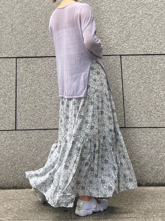 ブルー系のスカート、パープル系のニット/セーターを着用したレディースの春コーディネートの3枚目の写真