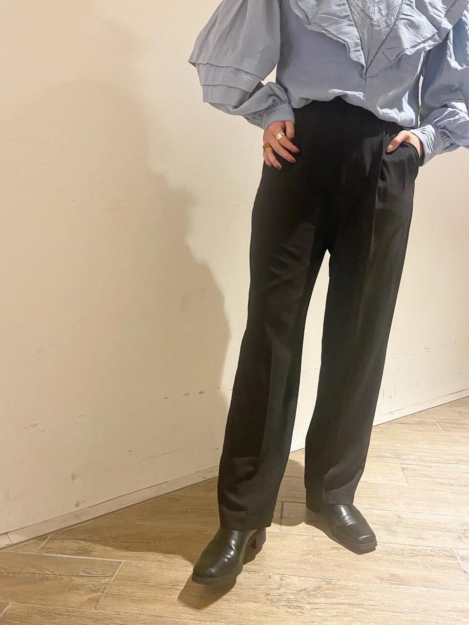 ブルー系のシャツ/ブラウス、ブラック系のスラックスを着用したレディースの冬コーディネートの3枚目の写真